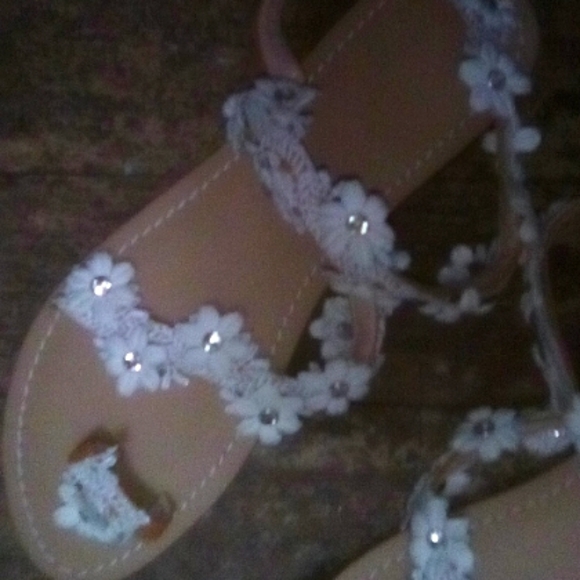 Flowered Sandals. SZ.9.5 - Picture 2 of 2
